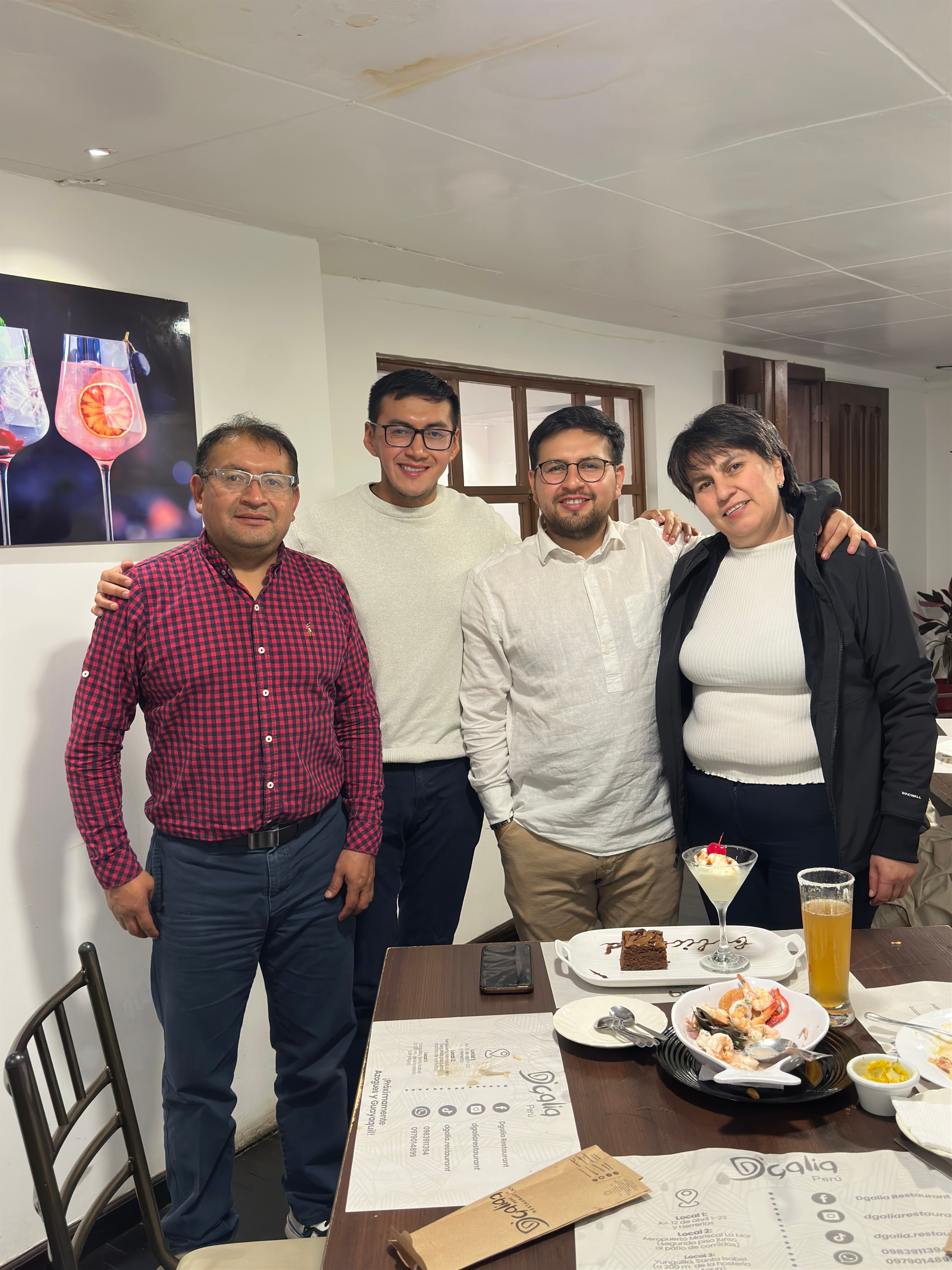 Familia y amigos en un momento cotidiano en casa